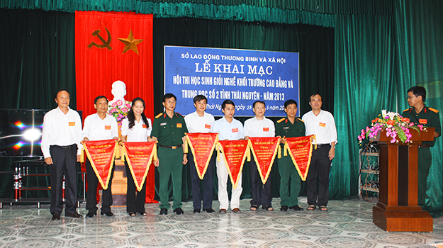  Ban tổ chức trao cờ lưu niệm cho các đơn vị tham gia thi