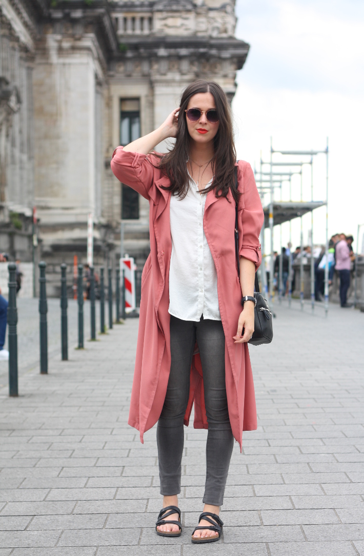 Outfit: Pink trench and Birkenstocks in Brussels
