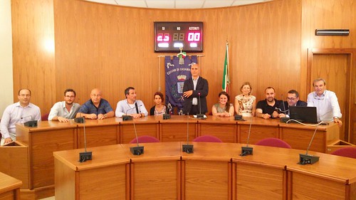 La maggioranza attorno al sindaco Cessa durante il primo discorso via web