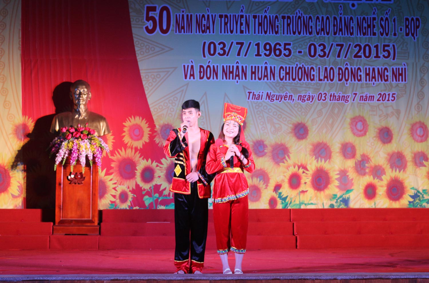 hoi-dien-van-nghe-50-ngay-truyen-thong-don-nhan-huan-chuong-lao-dong-hang-nhi-6