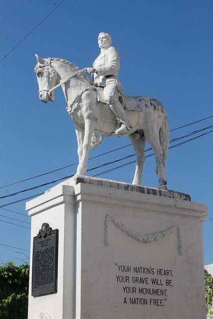 Leon Kilat Statue