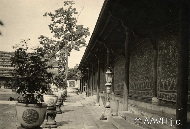 AP0062-Sallet - Hué, 1928 – Temple Phung Tien – Bleus de Hué dans la cour