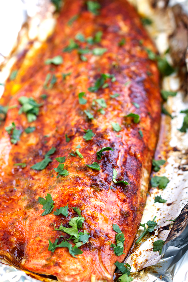 Chili-Lime Baked Salmon in Foil - This recipe takes less than 30 minutes and is perfect for weeknight dinners! #bakedsalmon #salmoninfoil #30minutemeals #bakedfish | Littlespicejar.com