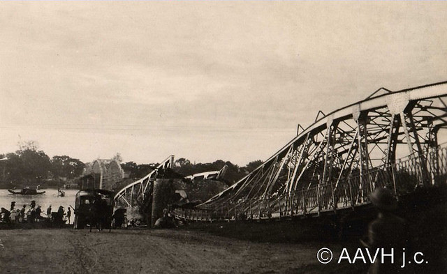 AP1854-Morin-Husson Hué, 1947 – Le pont Clemenceau détruit