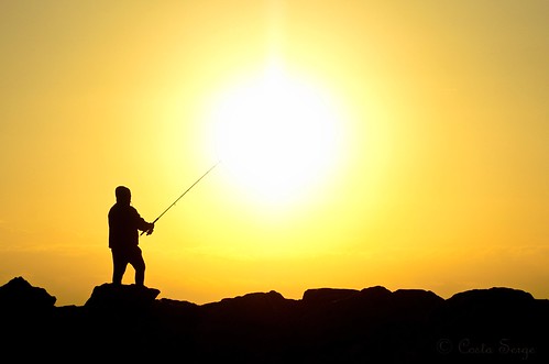 leverdesoleil sunrise silhouette pêcheur fisherman soleil sun sol puestadelsol mer sea méditerranée mediterranean nikon d7000 contraste sunset ombre shadows côte littoral shore digue dam salidadelsol