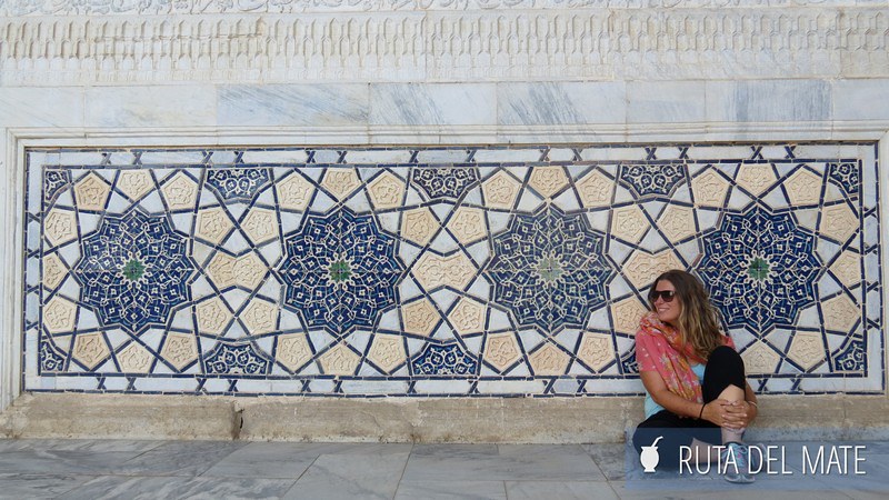 Flor sentada frente a unos azulejos de la Mezquita de Bibi-Khanym de Samarcanda.