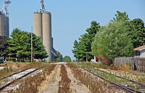 tracks railroadtracks grainelevators assumptionillinois rails illinois smalltownamerica illinoiscentralrailroad decaturjunctionrailroad