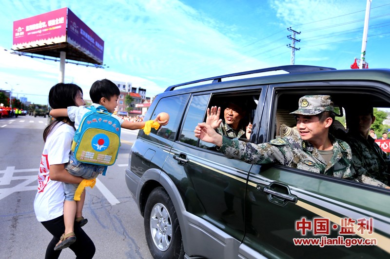 6月9日上午，湖北省監利縣，大街兩側，群眾揮手向官兵告別。
