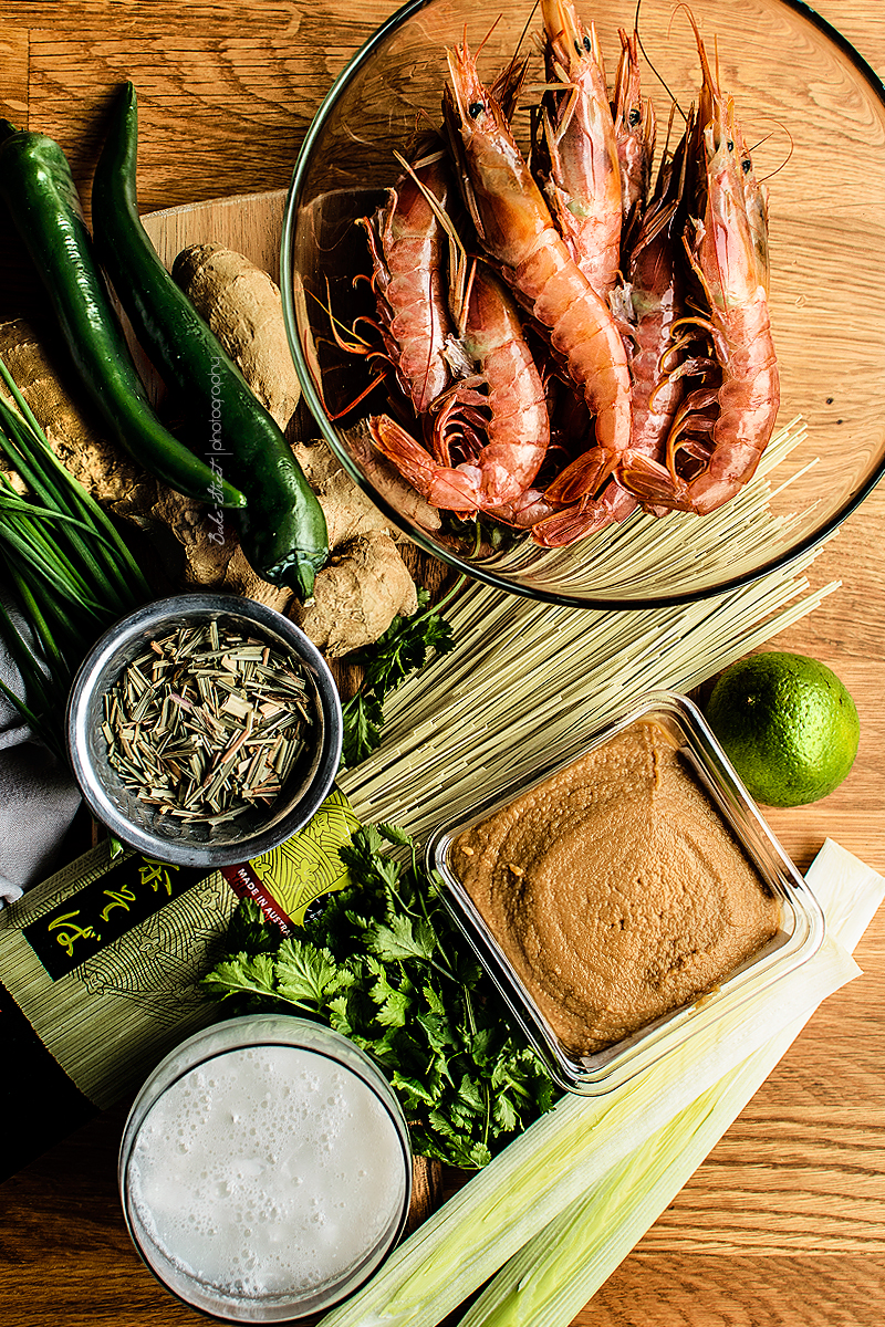 Sopa de coco y gambas con noodles de te matcha