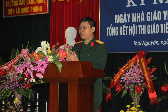 Đồng chí Đại tá Nguyễn Đức Thắng – Chính ủy nhà trường lên đọc diễn văn kỷ niệm