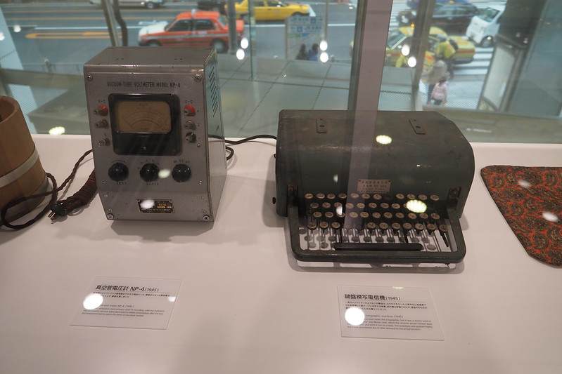 銀座SONYビルIt's a SONY展真空管電圧計、鍵盤模写電信機