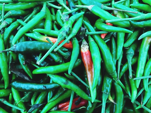freshness foodanddrink spice chilipepper redchilipepper food vegetable greencolor forsale greenchilipepper market fullframe nopeople red healthyeating largegroupofobjects closeup outdoors day
