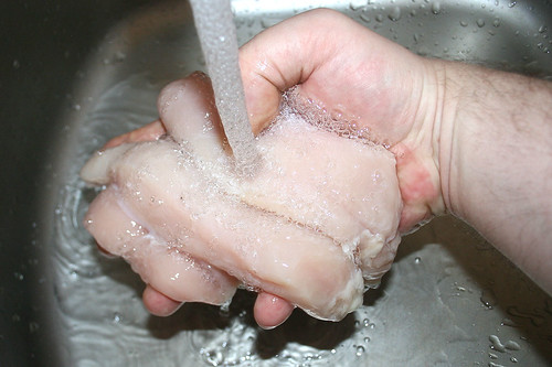 26 - Hähnchenbrustfilet waschen / Wash chicken breast