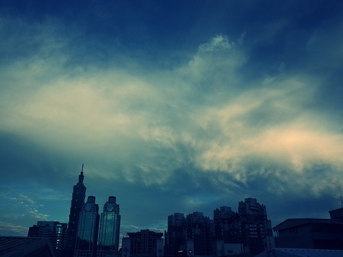 2015年7月8日、台湾・台北で撮影した雲の写真、クロスプロセス設定