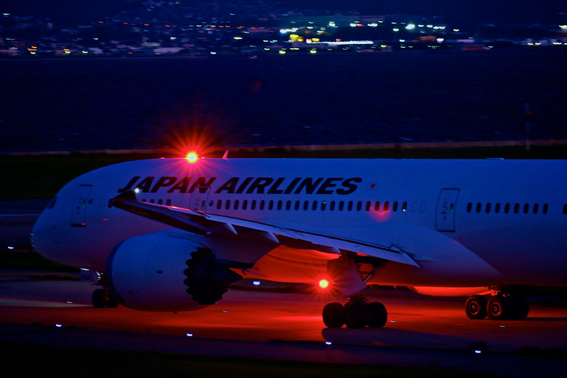 JAPAN AIRLINES Boeing 787 JA832J  anti-collision light