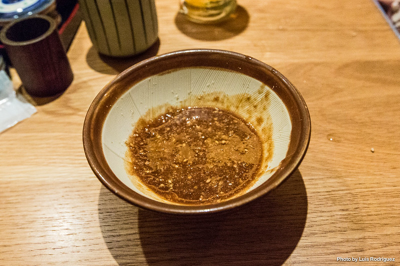 Semillas de sésamo molidas por nosotros y mezcladas son salsa tonkatsu