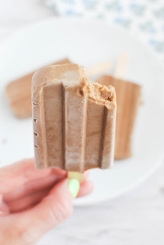 Paleo Fudge Pops - a healthy fudge pops recipe! You can't taste the avocado but it makes them super creamy. Only 6 ingredients! #paleo