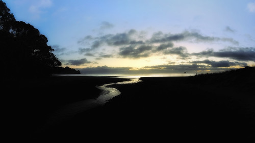 newzealand panorama seascape clouds sunrise dawn silhouettes nz coromandel eastcoast hahei hotwaterbeach castleisland nofilters nikond800 nikkor160350mmf40 solmetageotaggerpro2