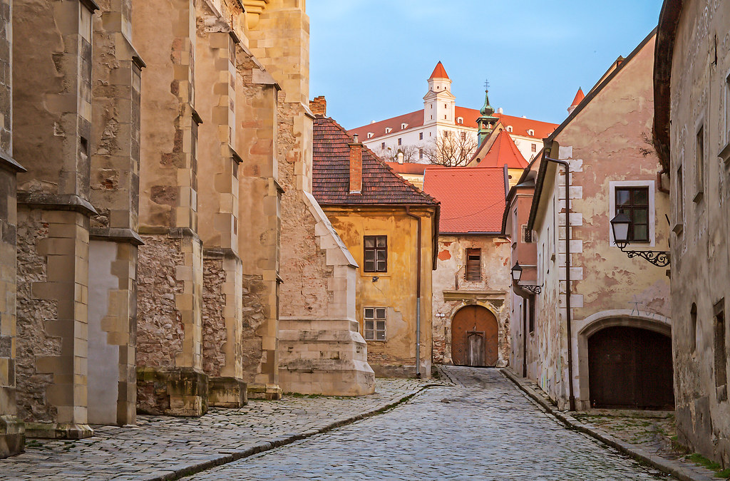 Rue de Bratislava et vue sur le château