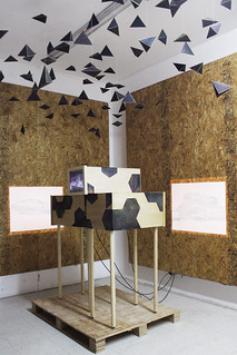 Exposición individual "Artilugios: Reflectores de un mundo" de Cheram Morales