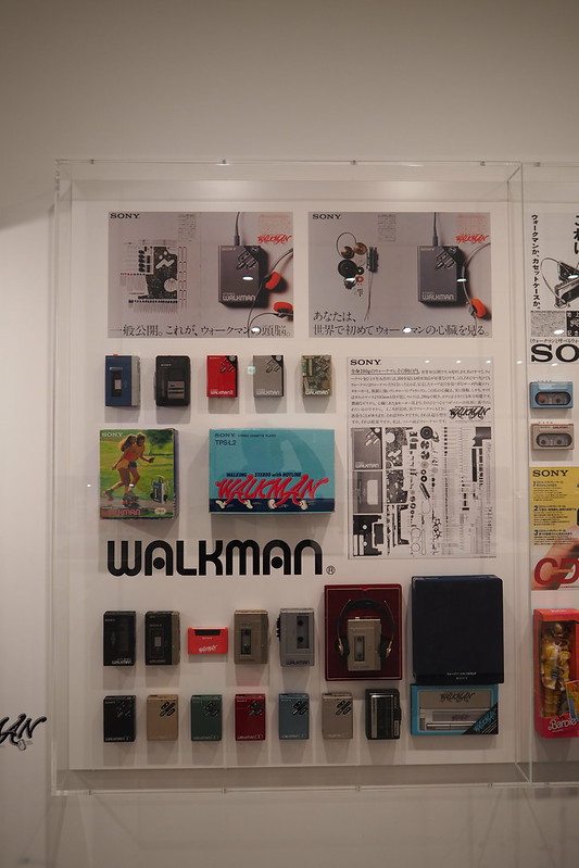 銀座SONYビルIt's a SONY展初代WALKMANの歴史ディスプレイ1