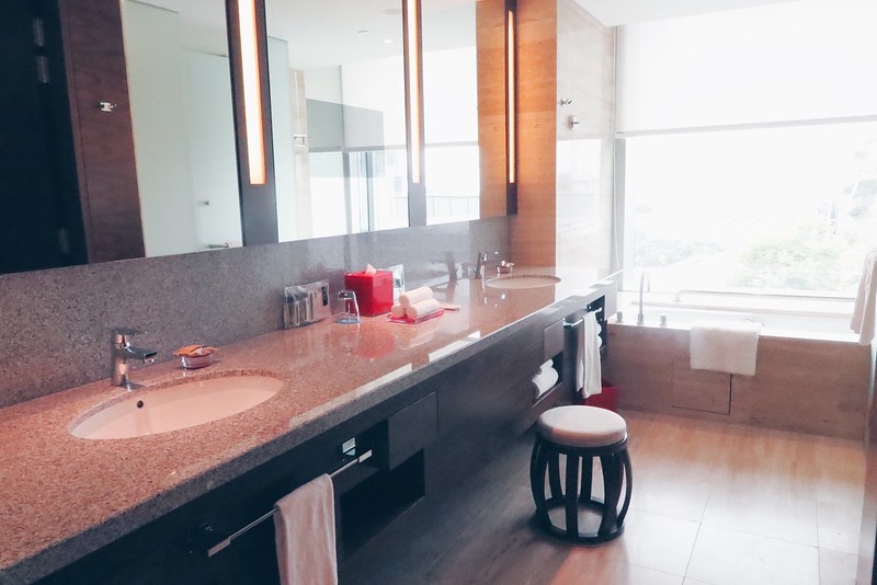 Spacious and welcoming bath room at the Panorama Club Room of Hotel Jen OrchardGateway