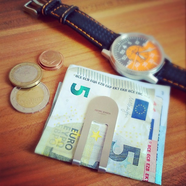 來到歐洲後幾乎不帶皮夾，頂多帶零錢包，最近愛鈔票零錢口袋塞一塞，所以買了個鈔票夾~