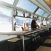 Ve vlakovém baru se se sedí na barových stoličkách, oproti normálnímu baru se atraktivně mění kulisy za jeho okny 