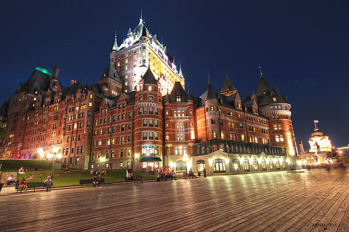 andreamoscato canada america night notte notturno dark darkness light shadow cielo city città cityscape hotel castello castle frontenac château wood legno walk walkway promenade old ancient view vivid architecture blue reflection people town tower albergo yellow red
