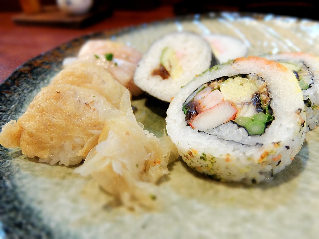 綜合壽司,有花壽司,海苔壽司,豆皮壽司和握壽司各二枚