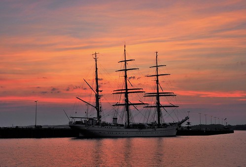 sunrise ship vessel olympus schiff kiel gorchfock dreimaster morgenröte segelschulschiff systemkamera tirpitzmole omdem10