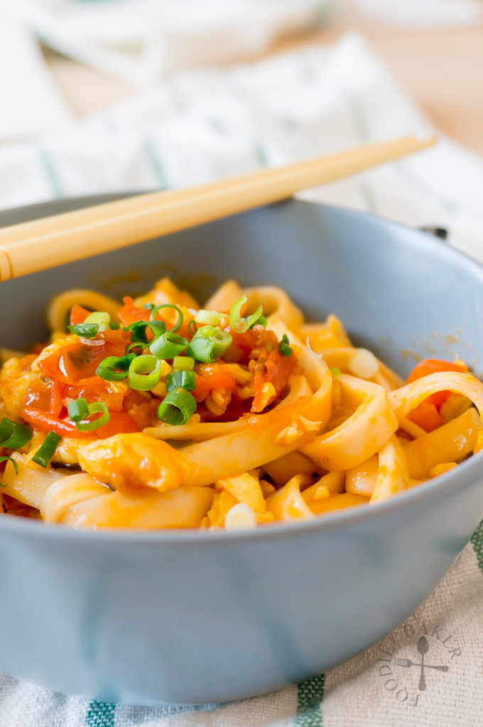 Easy Chinese Noodles with Cherry Tomatoes, Egg and Spring Onion