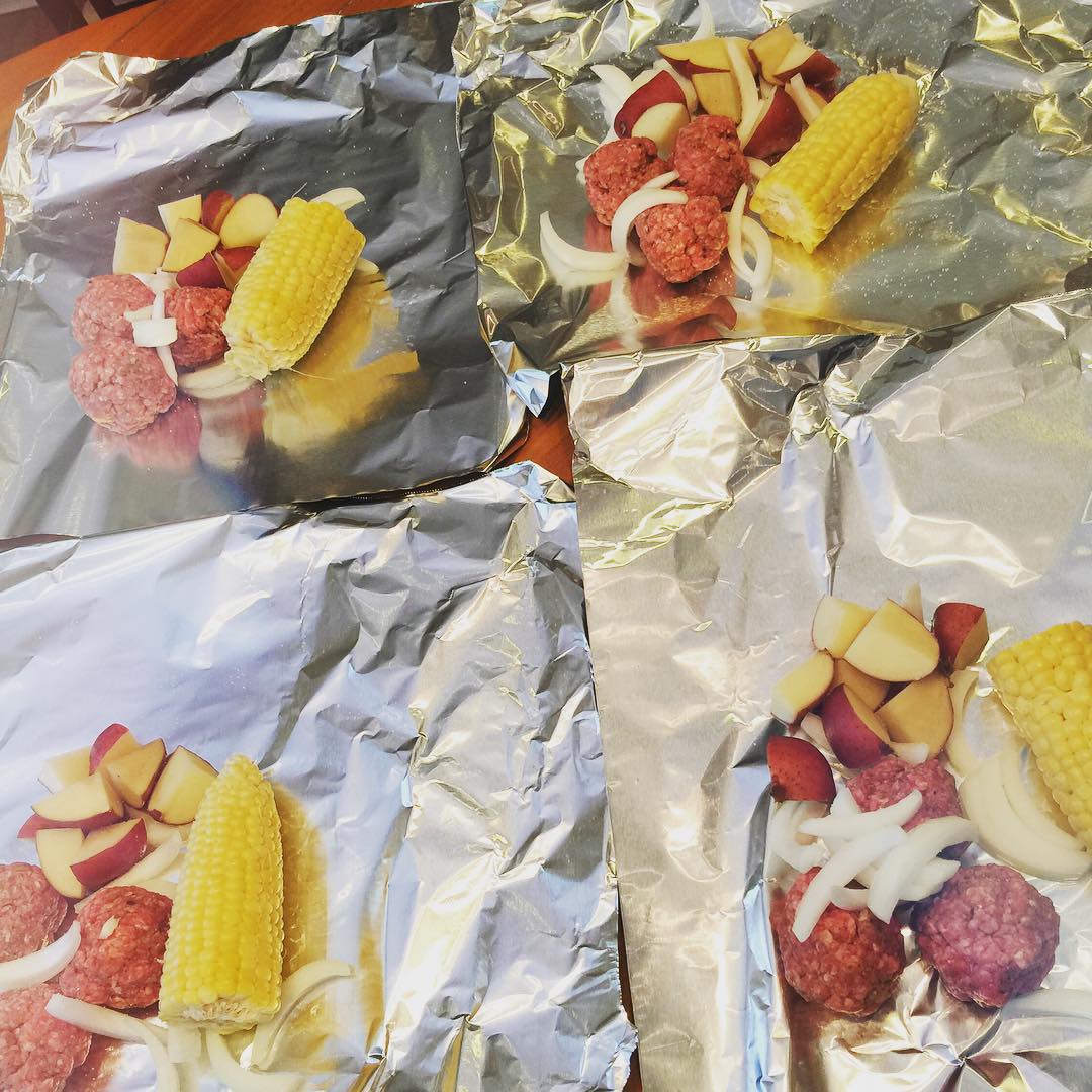 What's for dinner you may ask?! A hobo dinner! 🍴 I made these foil packets filled with 3 seasoned meatballs each, sliced onion, chopped russet potatoes, half an ear of corn 🌽 and a sprinkle of salt. Can't wait for this to finish and to