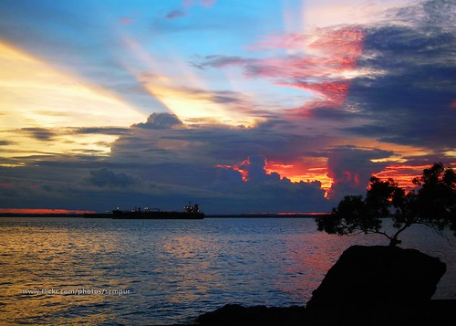 indonesia balikpapan eastborneo eastkalimantan sunset sky rayoflight sea coast beach ship tanker cloud reflection