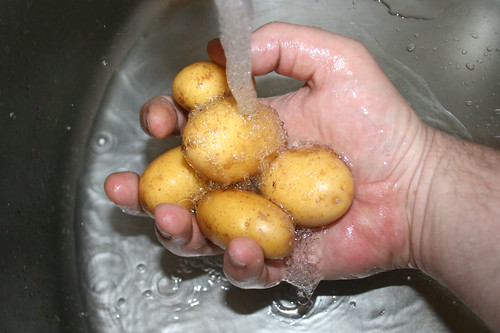 11 - Kartoffeln waschen / Wash poatoes