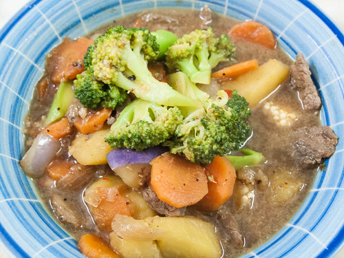 008 马铃薯焖猪肉 - Braised pork with carrot ,broccoli ,brinjal
