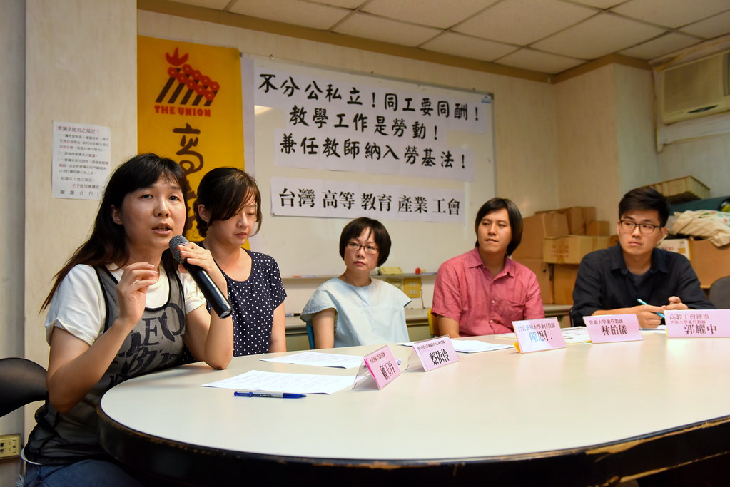 台北藝術大學兼任教師顧玉玲（左一）表示，私校兼職教師成為雙重弱勢，而只要有一群處於「後備隊」缺乏保障，集體勞動條件就是會敗壞。（攝影：宋小海）