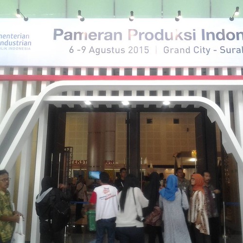 Pintu masuk Pameran Produksi Indonesia @ppi2015 hari ini tampak ramai menjelang dibuka secara resmi oleh Menteri Perindustrian dan Gubernur #JawaTimur. Aneka Produk Unggulan dari berbagai wilayah  daerah Indonesia dipamerkan sebagai upaya mempromosikan ha