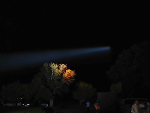 light sky night glow beam searchlight curiouskiwi utataspace brendaanderson utata:color=black curiouskiwi:posted=2006