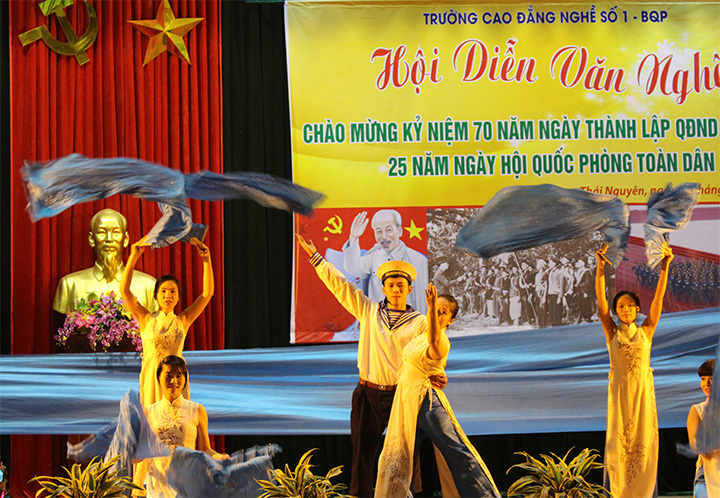 Hoi-dien-van-nghe-chao-mung-ky-niem-70-nam-thanh-lap-quan-doi-nhan-dan-Viet-Nam
