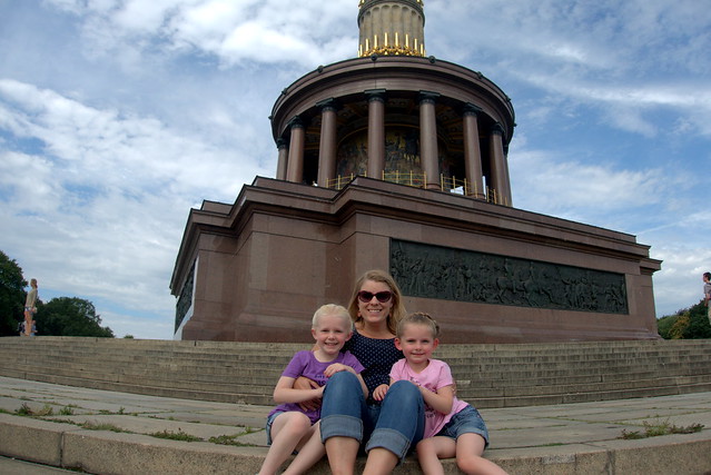 Auntie Kirk and the girls at the Victory Column