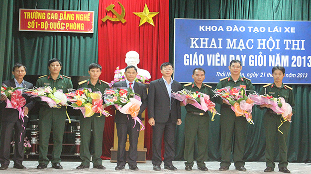 Đ/c Thượng tá Phạm Văn Hòa Hiệu trưởng nhà trường tặng hoa chúc mừng