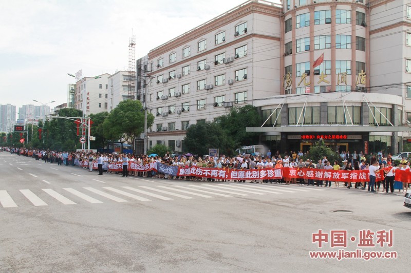6月9日上午，湖北省監利縣，大街兩側，群眾揮手向官兵告別。