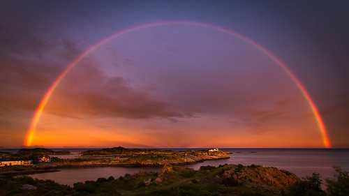 ocean sunset sea lighthouse clouds landscape evening rainbow colours spectrum dusk lofoten nordland henningsvær anticrepuscularrays hellandsøya vakthusøya