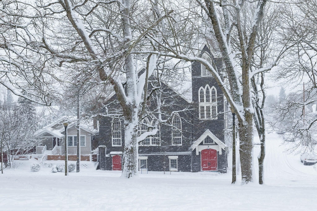 A heavy snow falls around the Door of Hope church in NE Portland