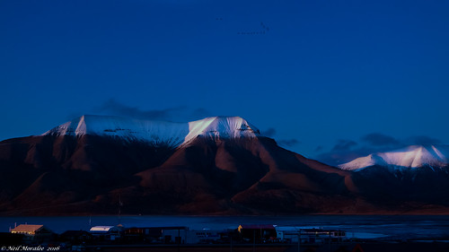 neilmoralee svalbard snow norway arctic sky colour color longyearbyen nikon neil moralee summer cold blue snowcapped mountain wind chill factor outdoor scenery fjord sea water village setlement snowfall bright sunset dusk houses coolpix aw10