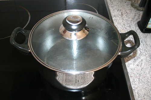 14 - Wasser für Broccoli aufsetzen / Bring pot of water for broccoli to a boil
