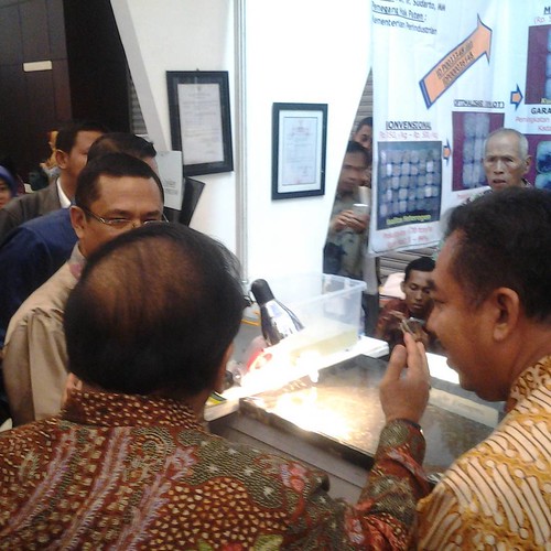 Bapak Sukarwo dan Bapak Saleh Husin mengunjungi stand Balai Riset dan Standarisasi Surabaya di @ppi2015  yang memamerkan Hasil Penelitian dan Pengembangan Garam Beryodium #SeruPPI2015 #BanggaProdukIndonesia #GaramBeryodium