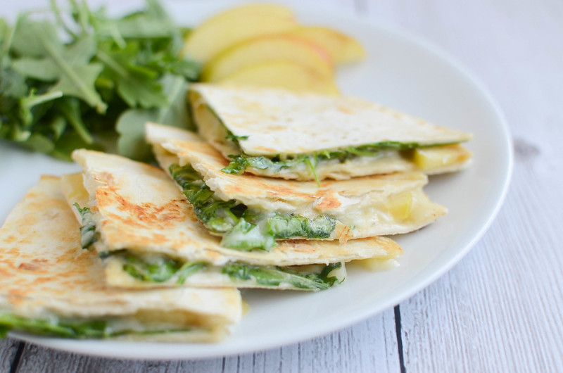 Apple and Brie Quesadillas - easy and delicious meatless meal! Crisp apples with melty brie and peppery arugula. 