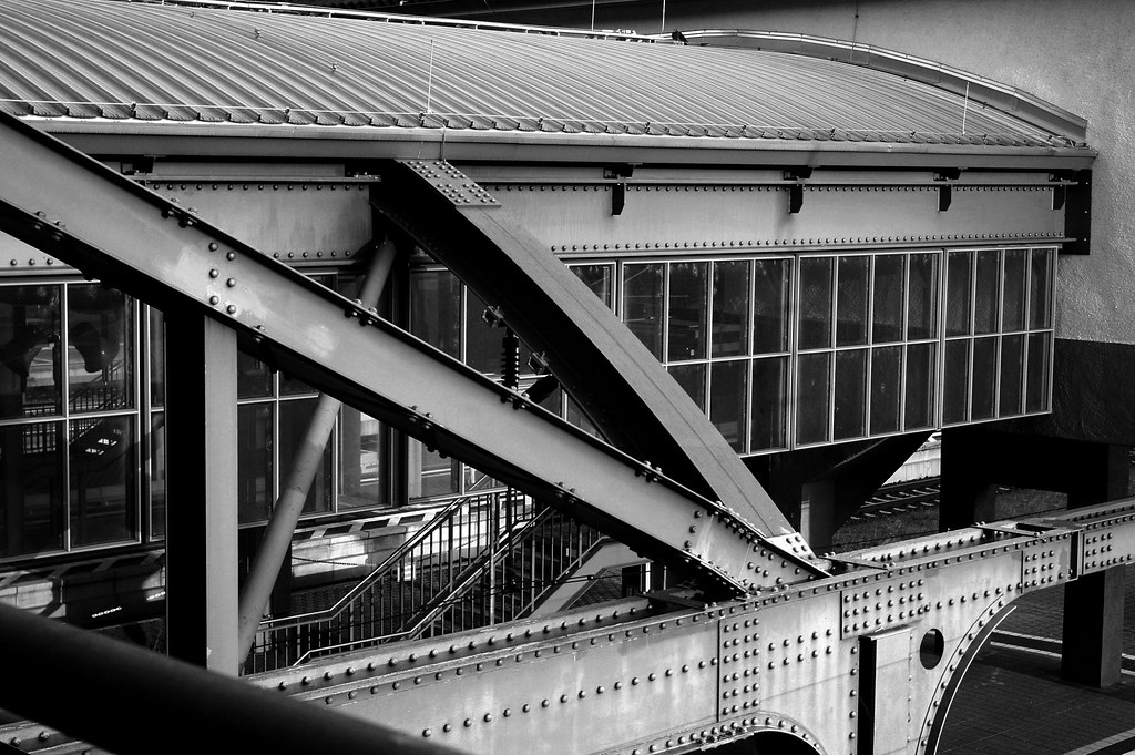 Eine Eisenstruktur im Hauptbahnhof Darmstadt (Leitz Summicron-C 40 mm). Die Aufnahme sieht aus wie aus einem Bildband mit alter Industriefotografie